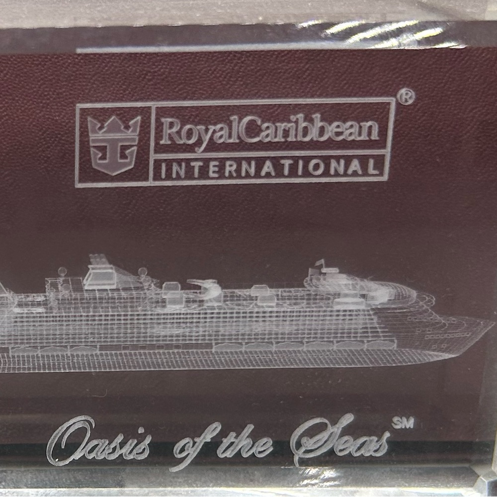 NWOT Royal Caribbean Stunning Crystal Block of “Oasis of the Seas” - Picture 2 of 3